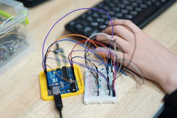 Foto un ingeniero se dedica al desarrollo y diseño de circuitos eléctricos