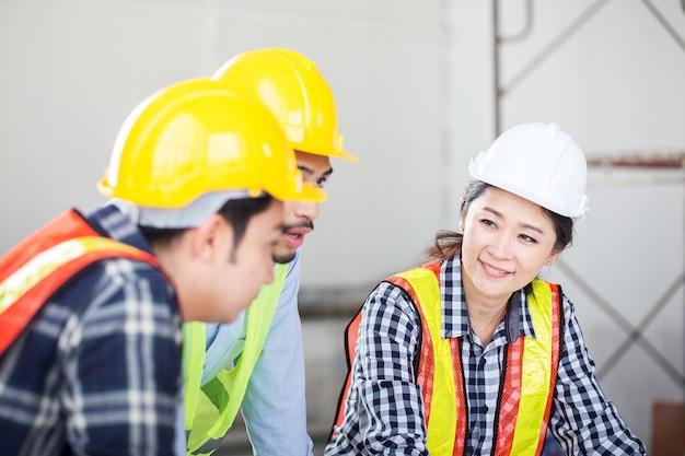 El ingeniero discute en la reunión en el trabajo del sitio en el edificio de construcción