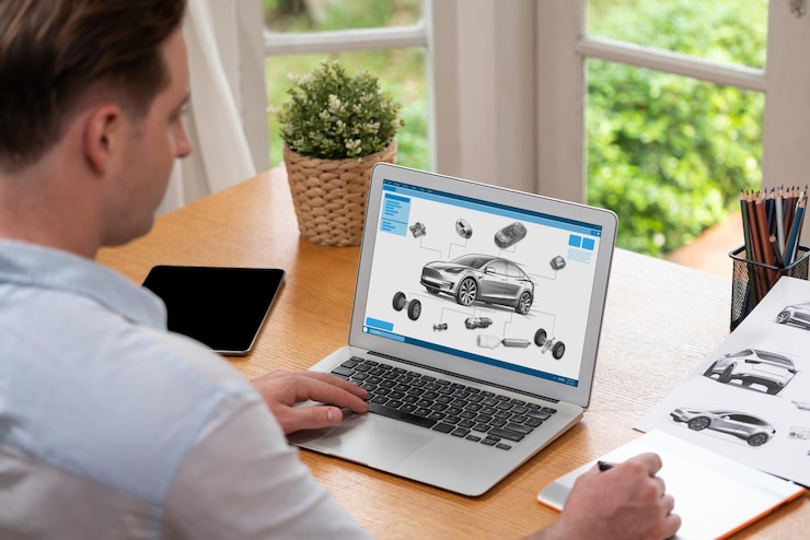 Foto ingeniero de diseño de automóviles analiza el prototipo de automóvil para el negocio de automóviles en la oficina doméstica. el diseñador de ingeniería automotriz analiza cuidadosamente la búsqueda de fallas y mejoras para el diseño de automóviles con synchronos portátiles.