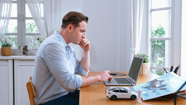 Ingeniero de diseño de automóviles trabajando en prototipos de automóviles para el negocio de automóviles