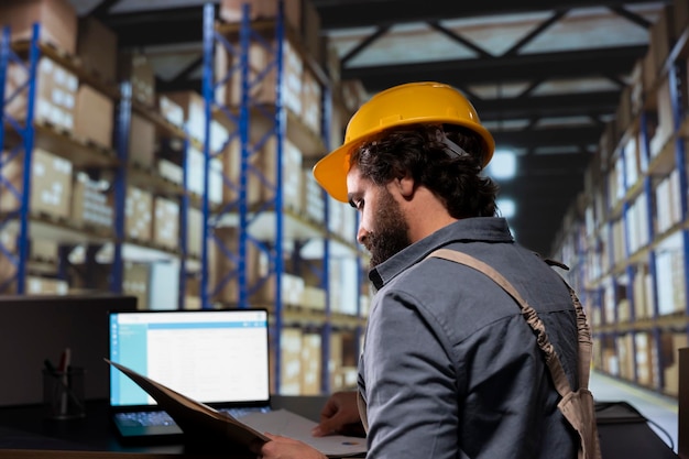 Ingeniero de distribución trabaja en transporte y logística