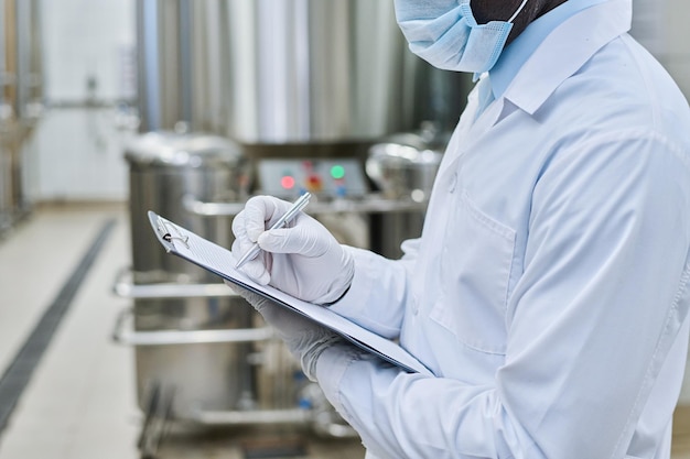 Foto ingeniero en documento de llenado uniforme