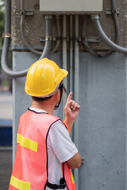 Ingeniero electricista inspeccionando la línea de alimentación eléctrica