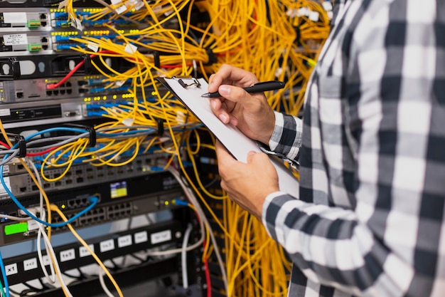 Foto ingeniero eléctrico escribiendo en portapapeles