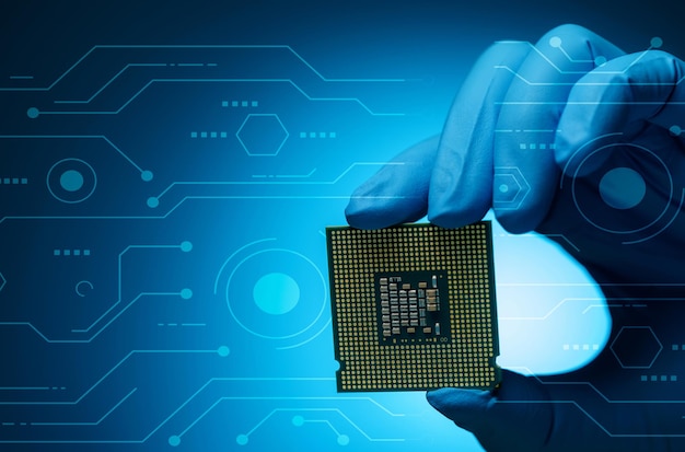 Ingeniero electrónico mano sosteniendo chip de computadora sobre fondo azul Chipset de circuito electrónico