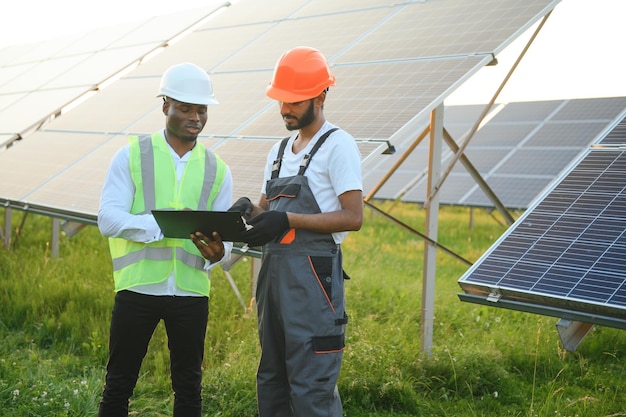 Ingeniero y empresario planean un nuevo proyecto ecológico alrededor del techo de paneles solares