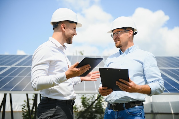 Ingeniero y empresario planeando un nuevo proyecto ecológico en torno al panel solar