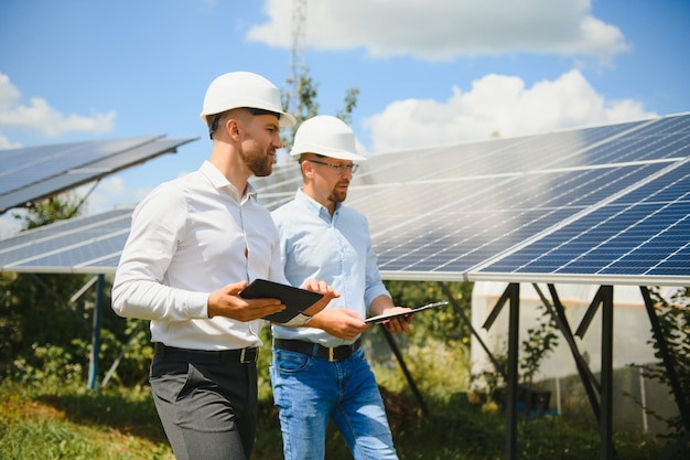 Ingeniero y empresario planeando un nuevo proyecto ecológico en torno al panel solar