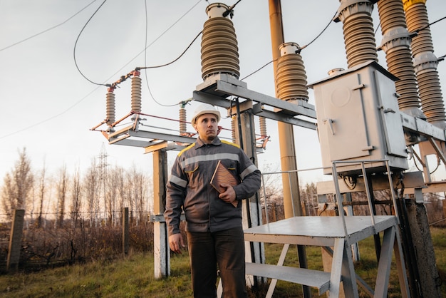 El ingeniero energético inspecciona los equipos de la subestación. Ingeniería de la Energía. Industria