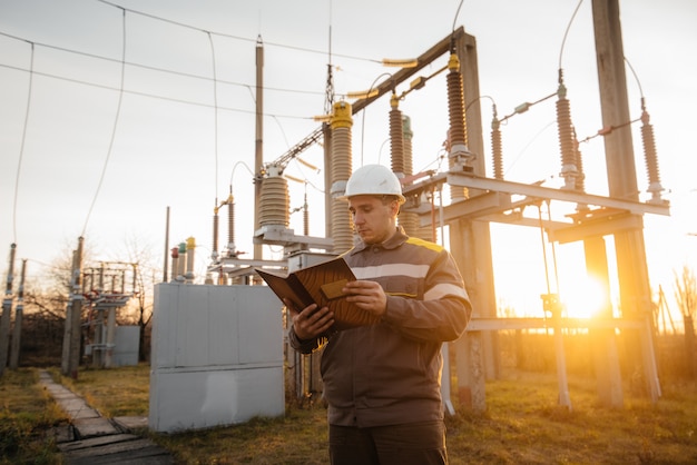 El ingeniero energético inspecciona los equipos de la subestación. Ingeniería de la Energía. Industria