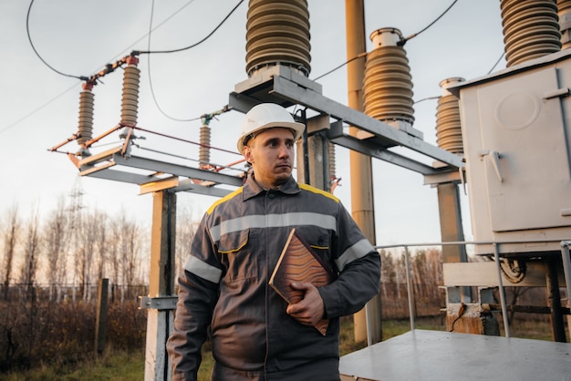 El ingeniero energético inspecciona los equipos de la subestación. Ingeniería de la Energía. Industria