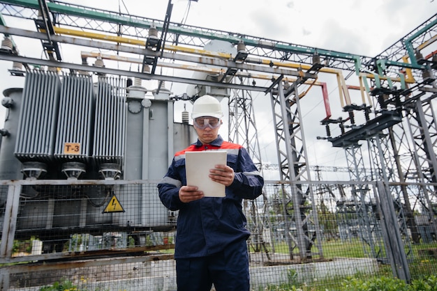 El ingeniero energético inspecciona los equipos de la subestación. Ingeniería de la Energía. Industria.