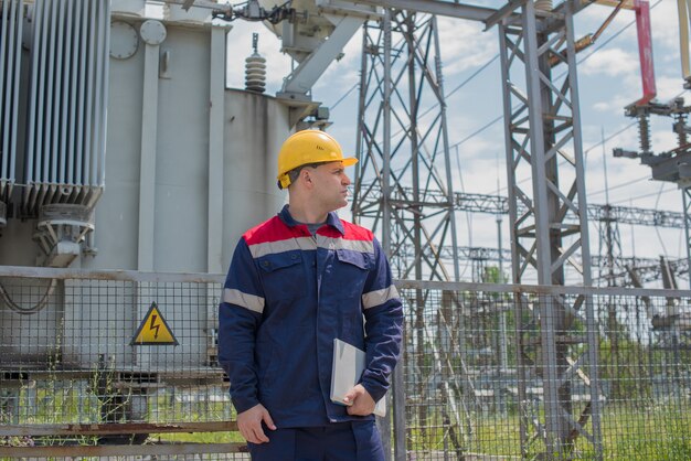 El ingeniero energético inspecciona los equipos de la subestación. Ingeniería de la Energía. Industria.