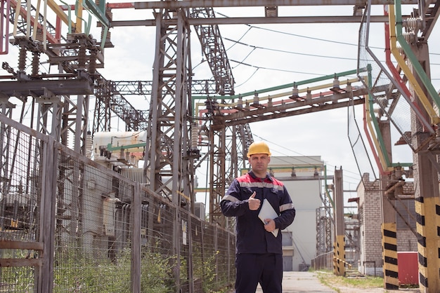 El ingeniero energético inspecciona los equipos de la subestación. Ingeniería de la Energía. Industria.