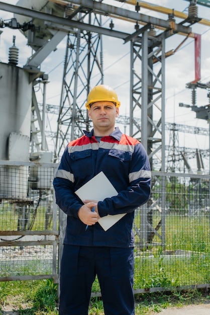 El ingeniero energético inspecciona los equipos de la subestación.