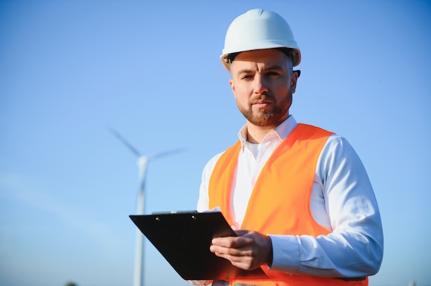 El ingeniero de energía está trabajando con turbinas eólicas.