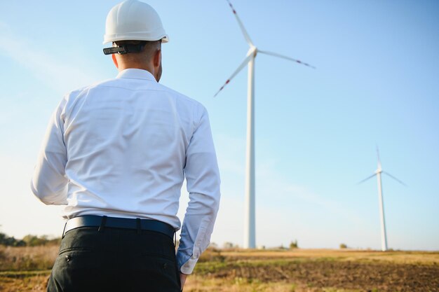 El ingeniero de energía está trabajando con turbinas eólicas.