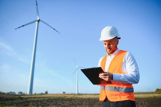 El ingeniero de energía está trabajando con turbinas eólicas.