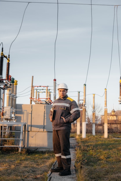 El ingeniero de energía inspecciona los equipos de la subestación. Ingeniería de la Energía. Industria.