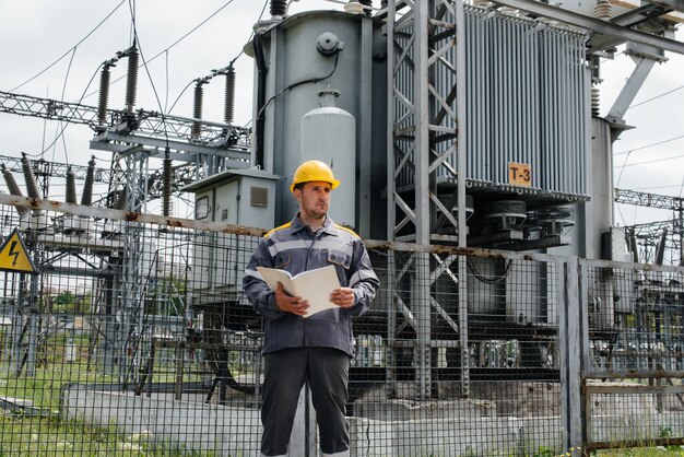 El ingeniero de energía inspecciona los equipos de la subestación.