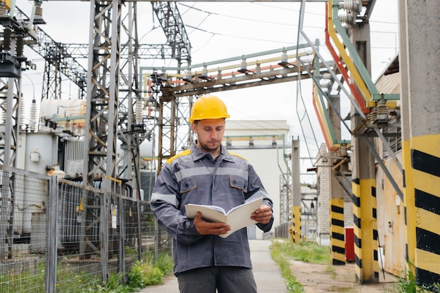 El ingeniero de energía inspecciona los equipos de la subestación.