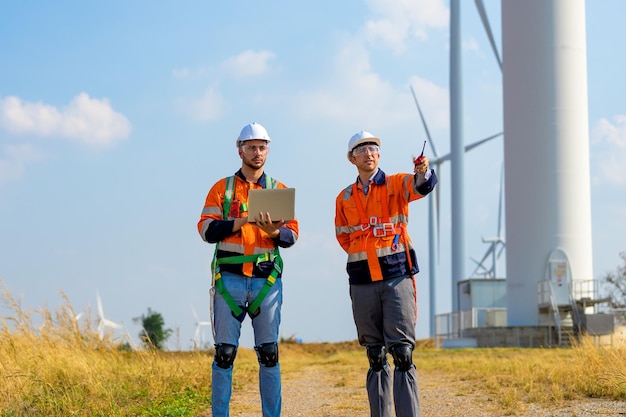 Foto ingeniero de energía renovable trabajando en una turbina eólica