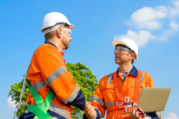 Ingeniero de energías renovables trabajando en aerogeneradores