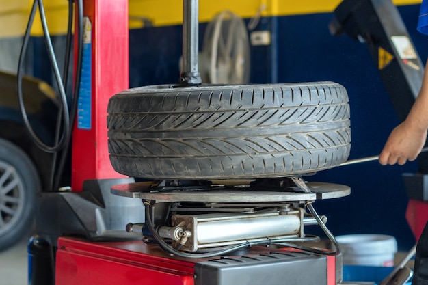 Foto ingeniero equilibrando la rueda del coche en el equilibrador