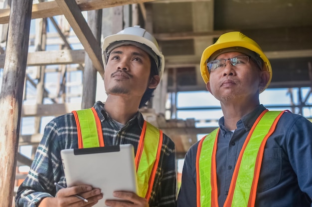 Ingeniero de equipo Arquitecto de dos hombres en un sitio de construcción