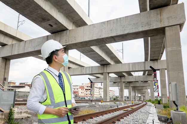 El ingeniero está comprobando la infraestructura y el sitio de construcción.