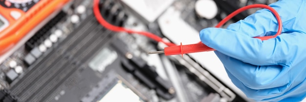 El ingeniero está probando el primer plano de la reparación del chip de la placa base