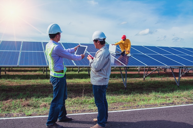 El ingeniero está revisando el sistema de paneles solares