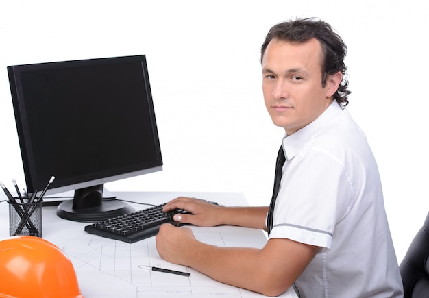 El ingeniero está usando una PC en la oficina del sitio.