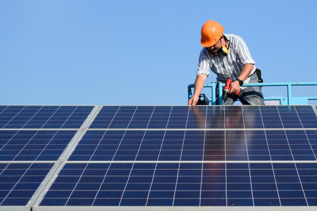 Ingeniero de estación de panel solar instalando panel solar en campo de granja de energía solar