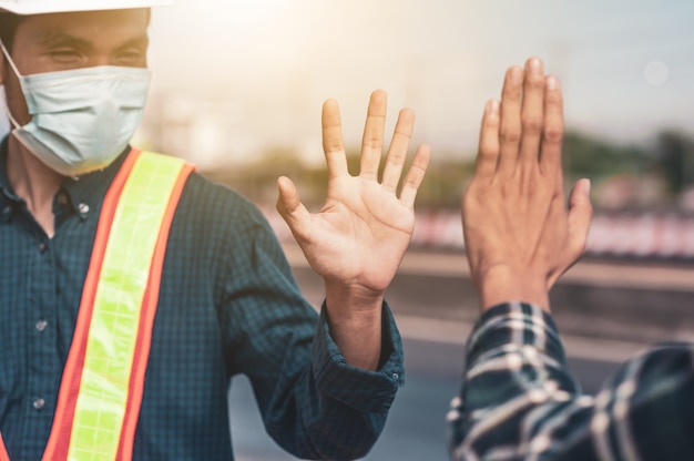 Foto ingeniero estrechar la mano nuevo distanciamiento social normal