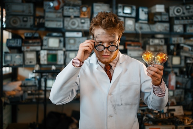 Ingeniero extraño tiene lámpara eléctrica en laboratorio.