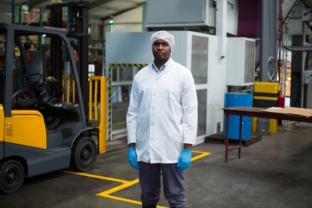 Ingeniero de fábrica en fábrica de botellas