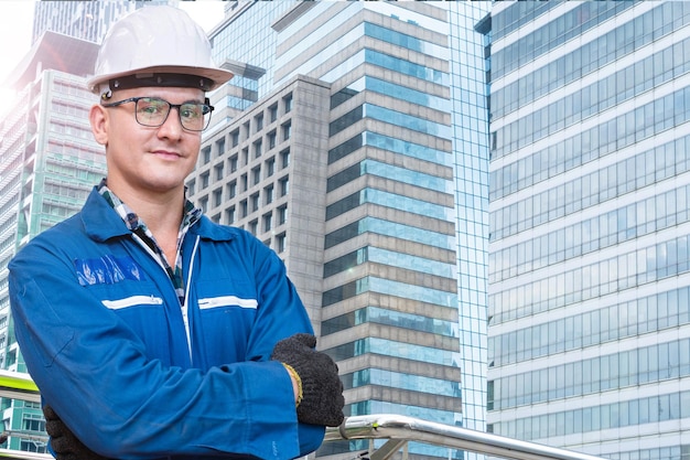 Ingeniero de fábrica, hombre, posición, confianza, delante de, edificio, fachada