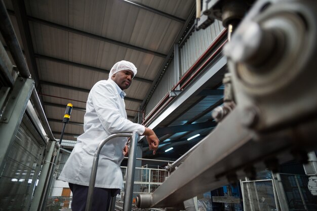 Ingeniero de fábrica que supervisa la línea de producción