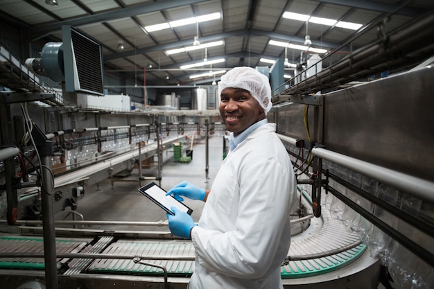 Ingeniero de fábrica con tableta digital en la fábrica