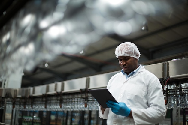 Ingeniero de fábrica usando una tableta digital en la fábrica