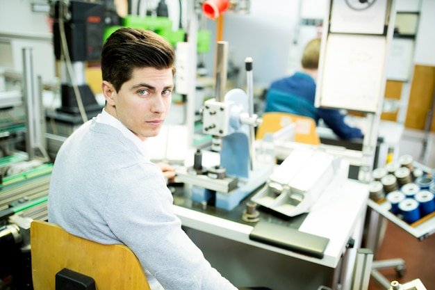 Ingeniero en la fábrica