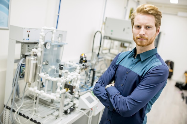 Ingeniero en la fábrica