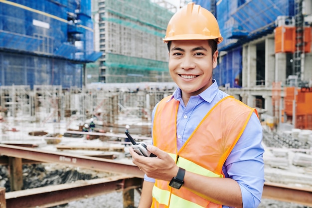 Ingeniero feliz en el sitio de construcción