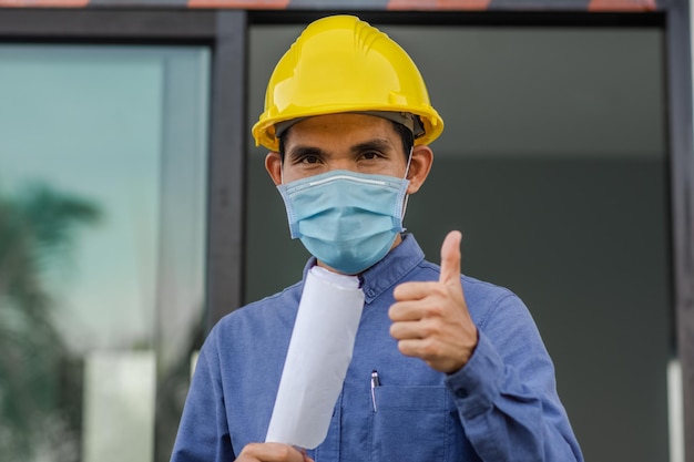 Foto ingeniero gerente asiático en el desarrollo de proyectos de construcción de control de sitios de construcción