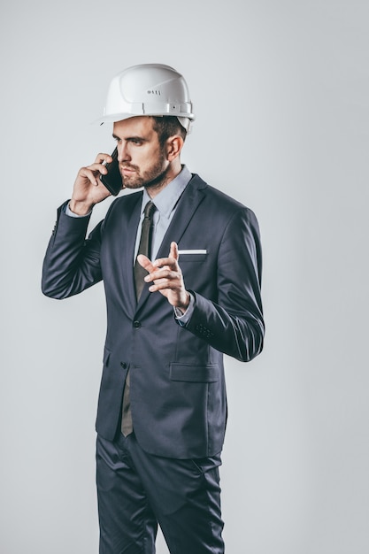 Ingeniero hablando por teléfono y gesticulando con la mano