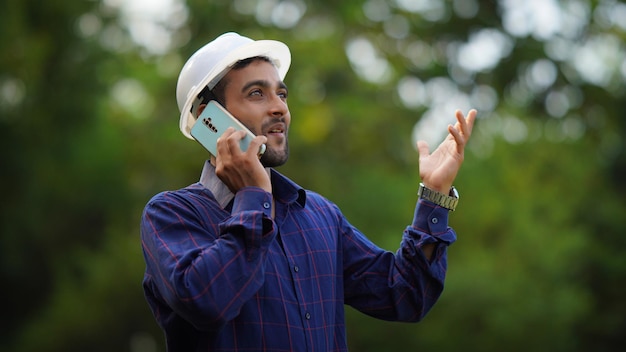 Ingeniero hablando por teléfono con su familia