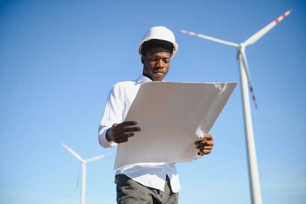 ingeniero, hombre africano, posición, con, aerogenerador