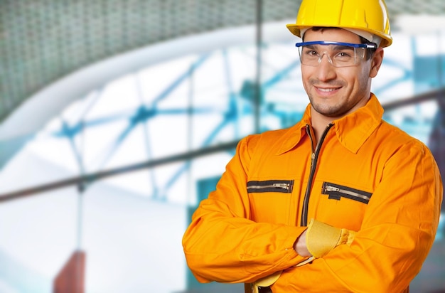 Ingeniero de hombre en el fondo de la construcción