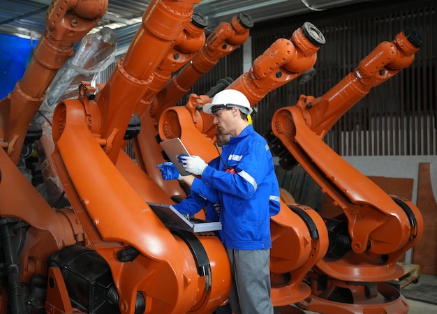 Ingeniero Hombre trabajando en robot industrial en robótica industrial de fábrica y operación de fabricación digital
